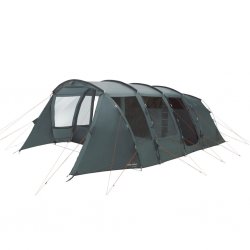 Easy Camp Sola 6 er et rummeligt familietelt med to opholdsrum og to mørklagte soveværelser.
